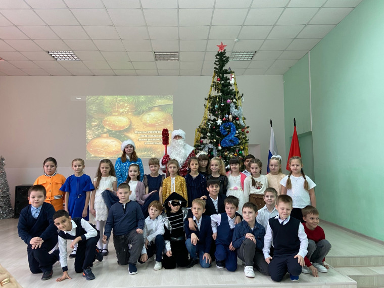 26 декабря в школе МАОУ СОШ 33 корпус 2 прошёл долгожданный Новогодний утренник для учащихся начального звена.