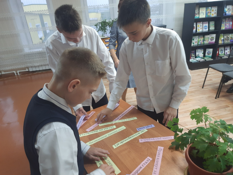 Учащиеся 8Г класса вместе с классным руководителем К. С. Матвеевой посетили библиотеку им. А. С. Новикова-Прибоя.