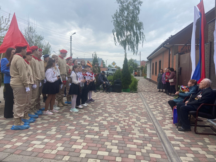 Учащиеся МАОУ СОШ 33 поздравили с наступающим праздником Днём Победы ветерана войны, бывшего лётчика Александра Максимовича Иванникова.