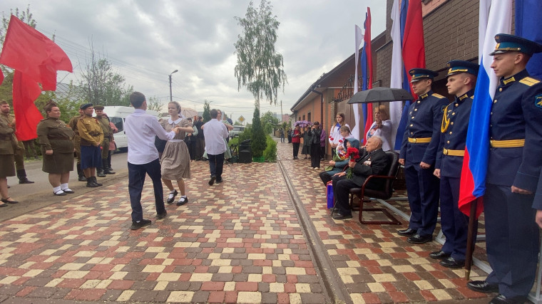 Учащиеся МАОУ СОШ 33 поздравили с наступающим праздником Днём Победы ветерана войны, бывшего лётчика Александра Максимовича Иванникова.